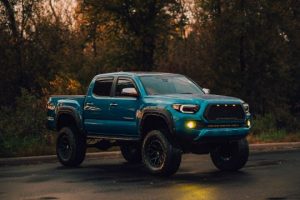 Lift kit failure causing a truck rollover at an off-road trail event